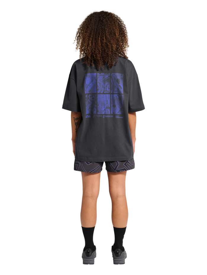 HALO GRAPHIC BOXY T-SHIRT, ASPHALT/NEON BLUE, model