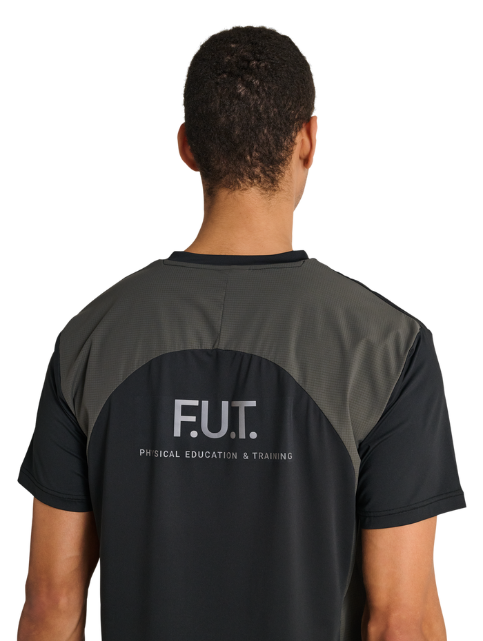 HALO DIVISION T-SHIRT, BLACK, model