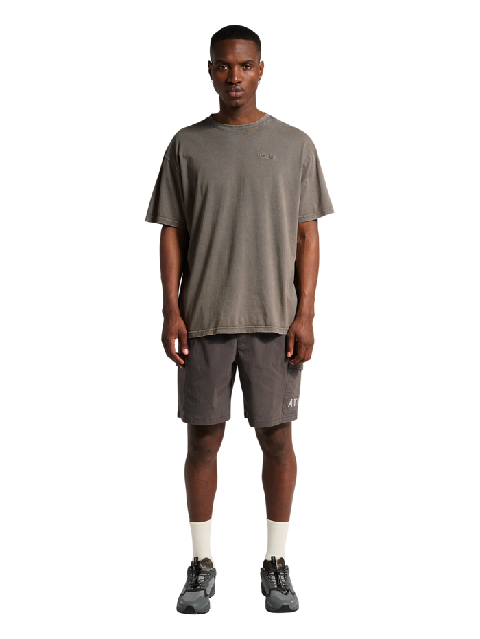 HALO LOGO T-SHIRT 2.0, GUNMETAL, model