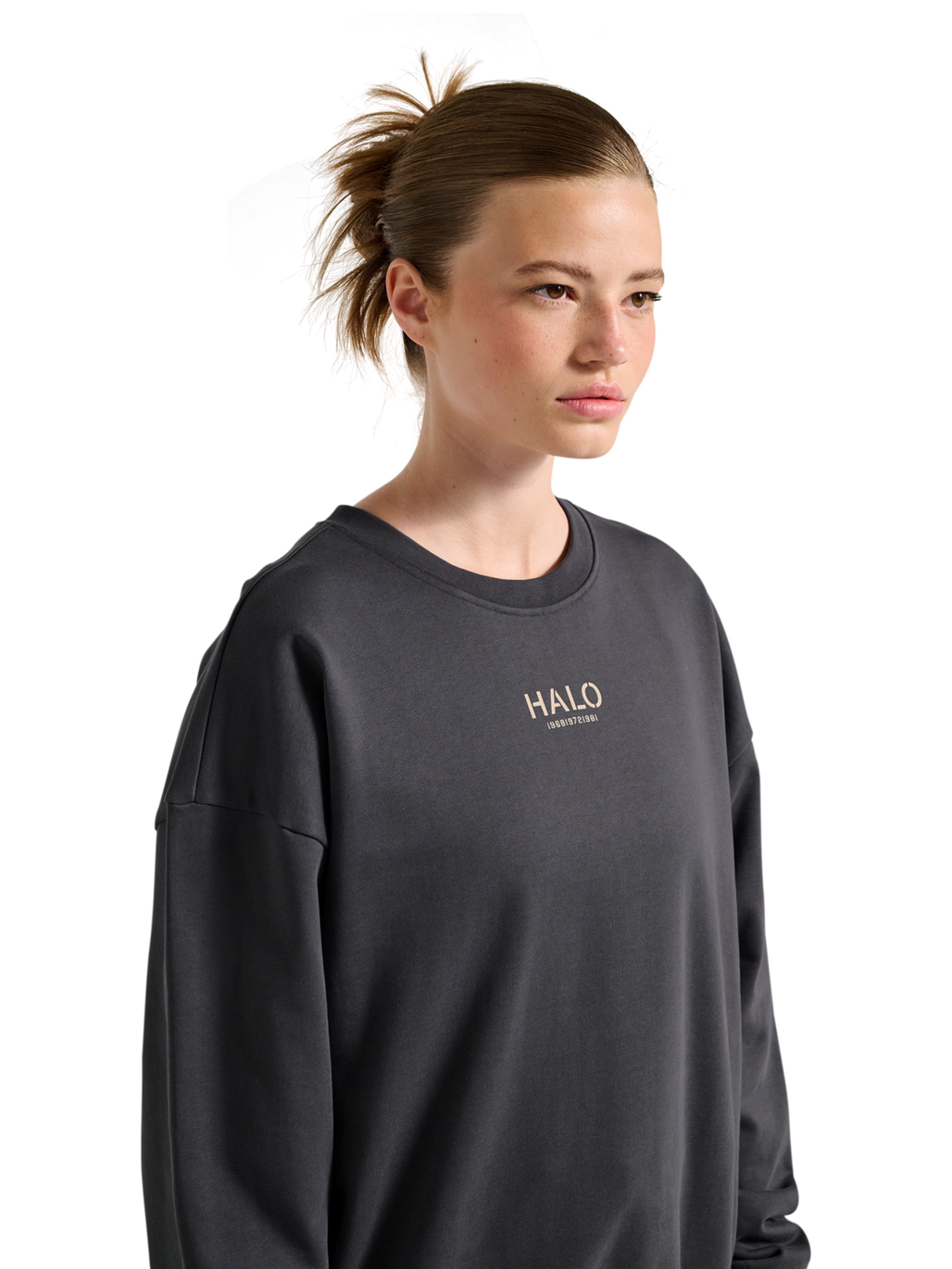 HALO GRAPHIC BOXY CREW, ASPHALT, model