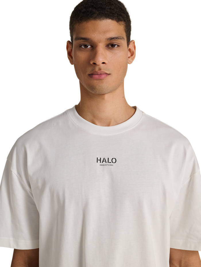 HALO GRAPHIC BOXY T-SHIRT, MARSHMALLOW/SILVER/ASTRAL AURA, model