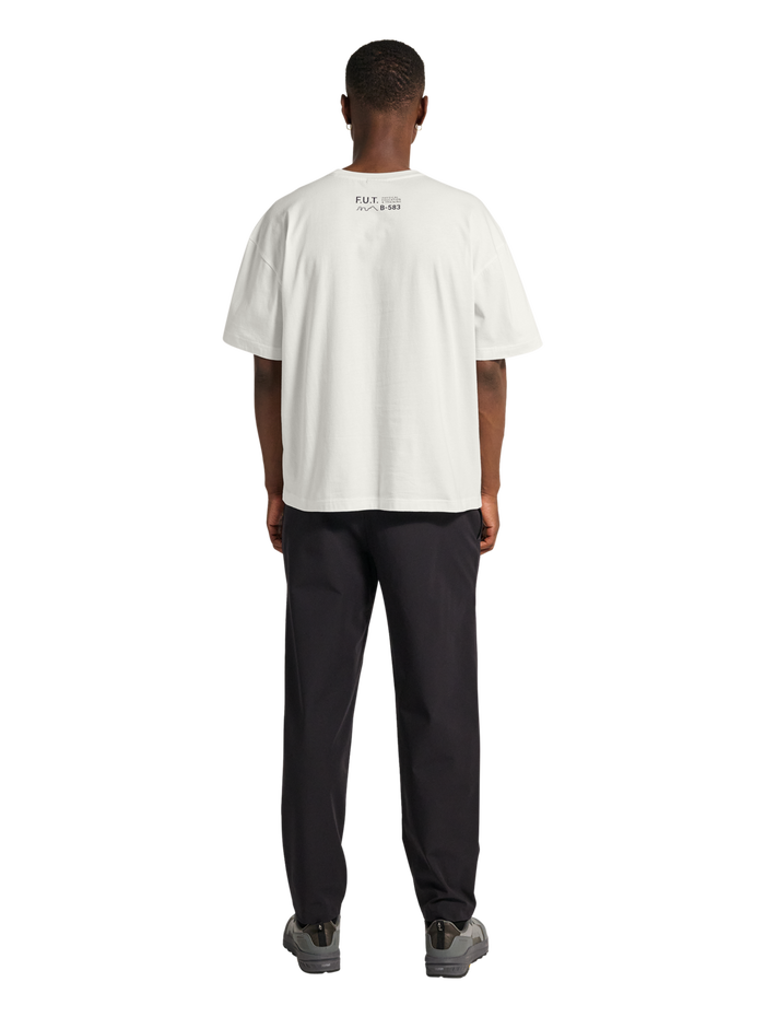 HALO GRAPHIC BOXY T-SHIRT, MARSHMALLOW/DEEP WELL, model