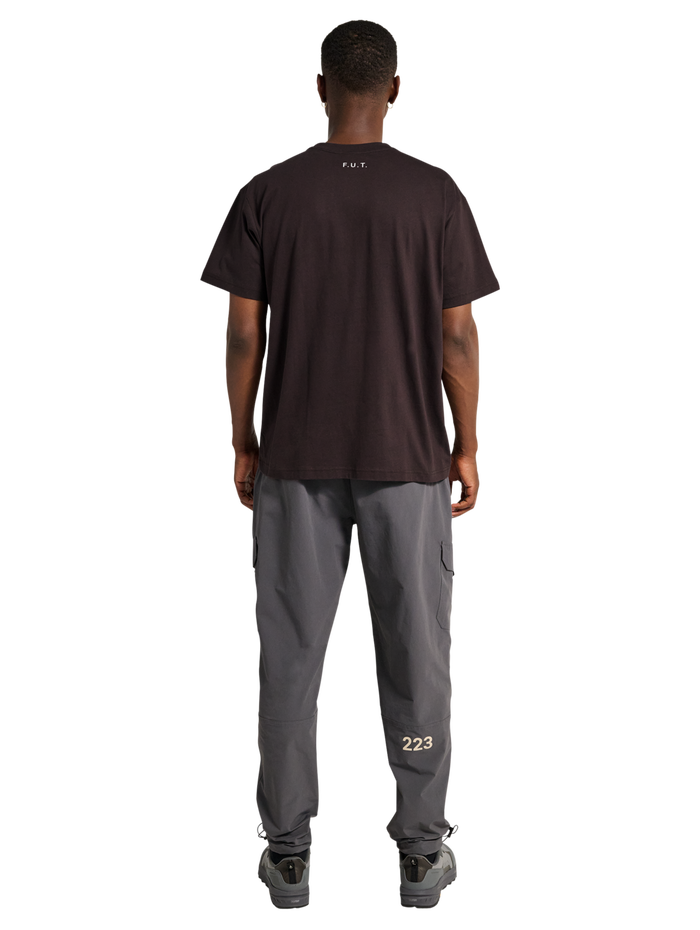 HALO ESSENTIAL T-SHIRT, CHOCOLATE TORTE, model