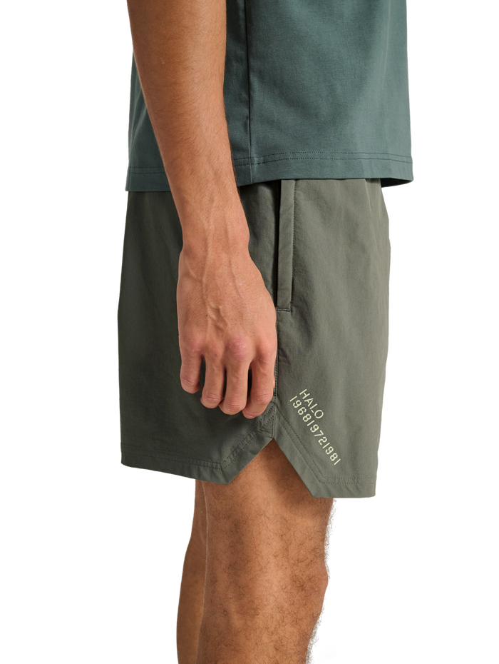 HALO SHORTS, GUNMETAL, model