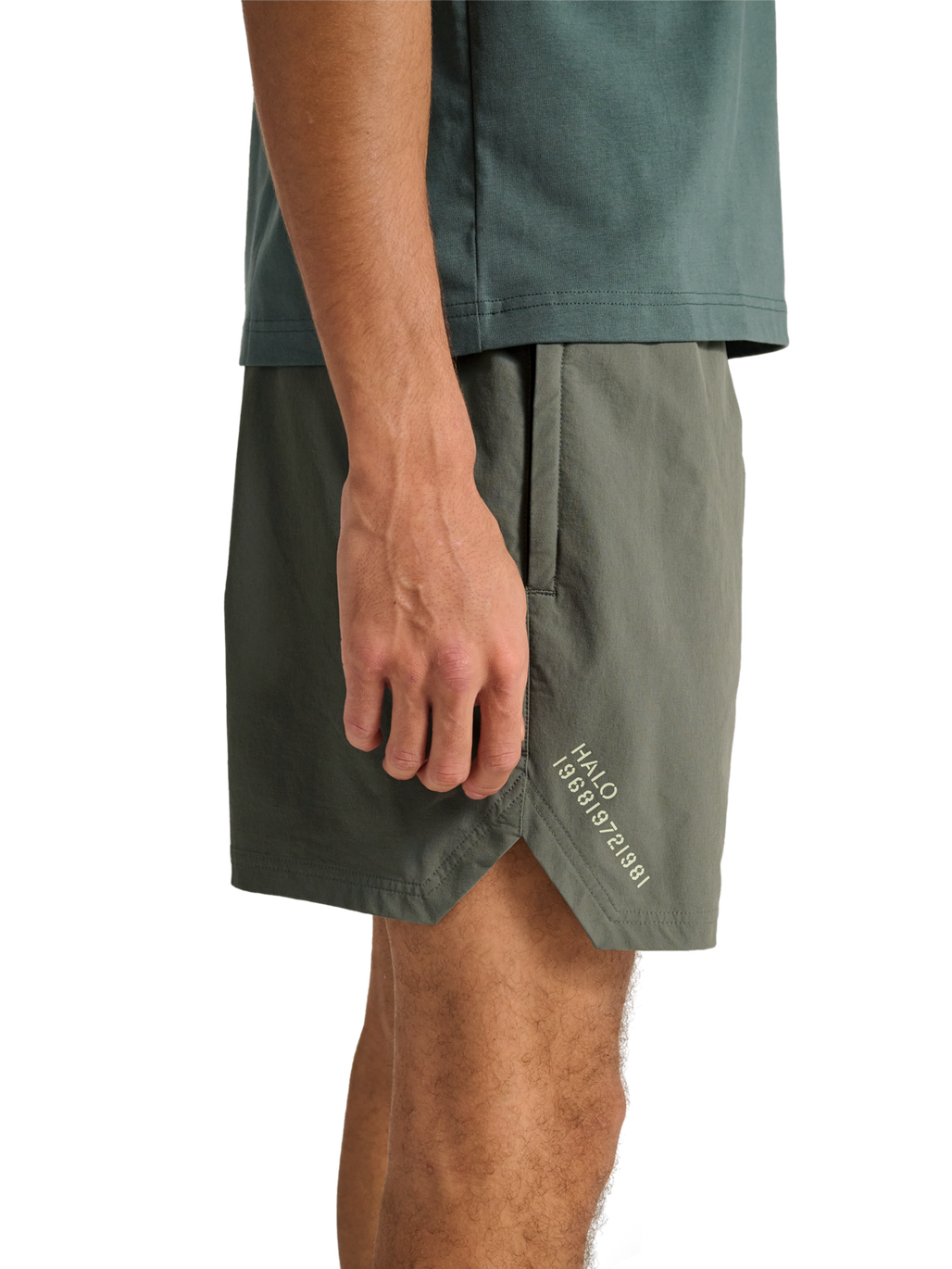 HALO SHORTS, GUNMETAL, model