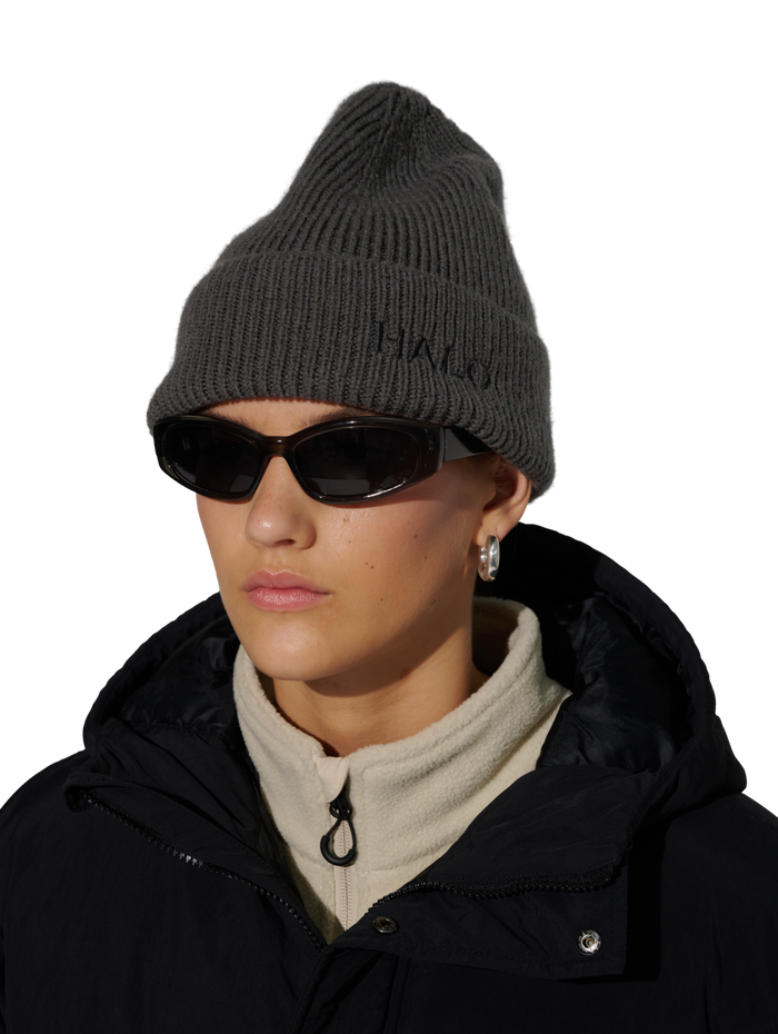 HALO WOOL MIX BEANIE, RAVEN, model