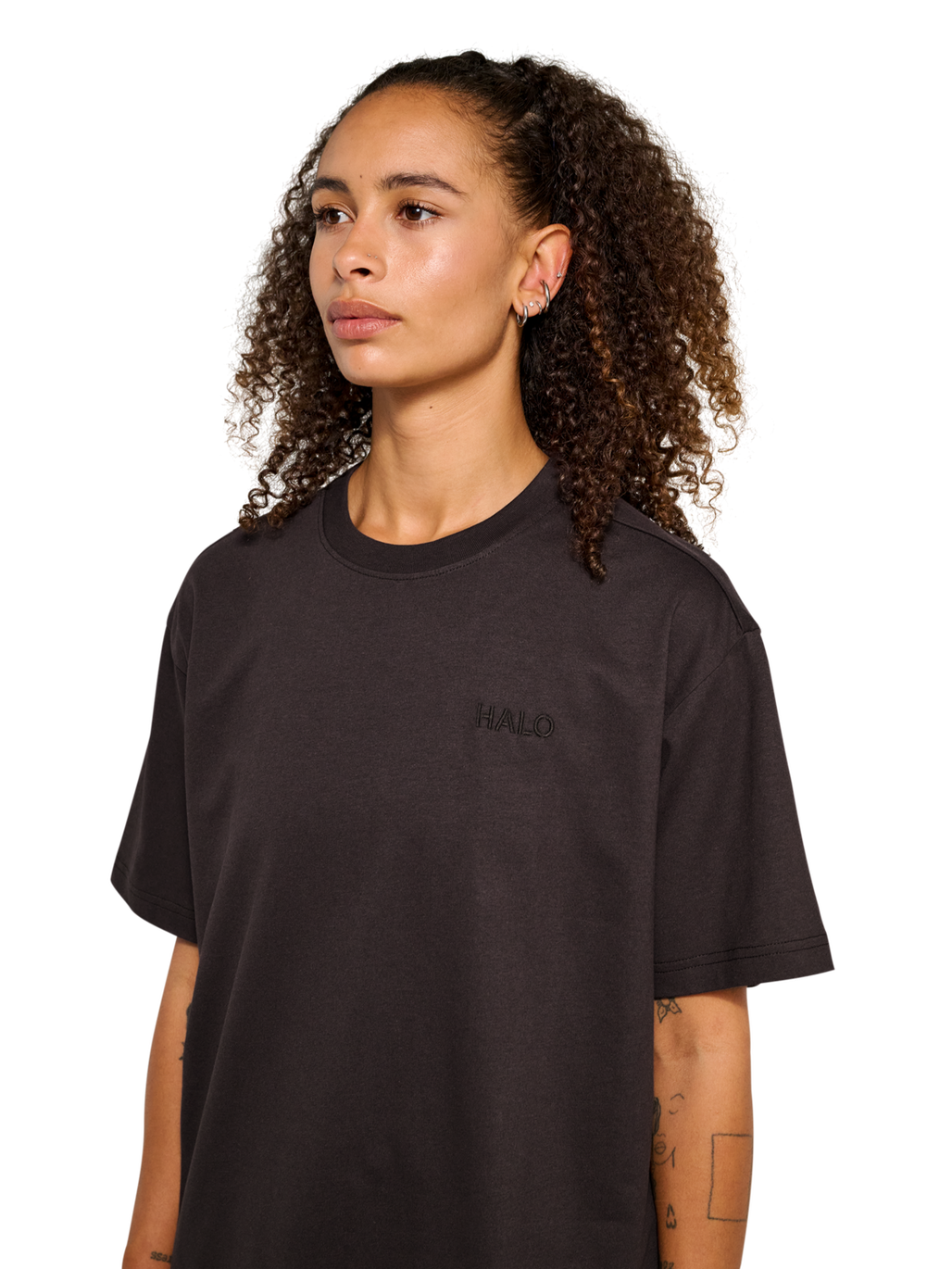 HALO LOGO T-SHIRT, CHOCOLATE TORTE, model