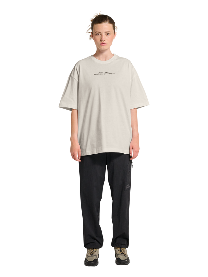 HALO GRAPHIC BOXY T-SHIRT, MARSHMALLOW/ASTRAL AURA, model