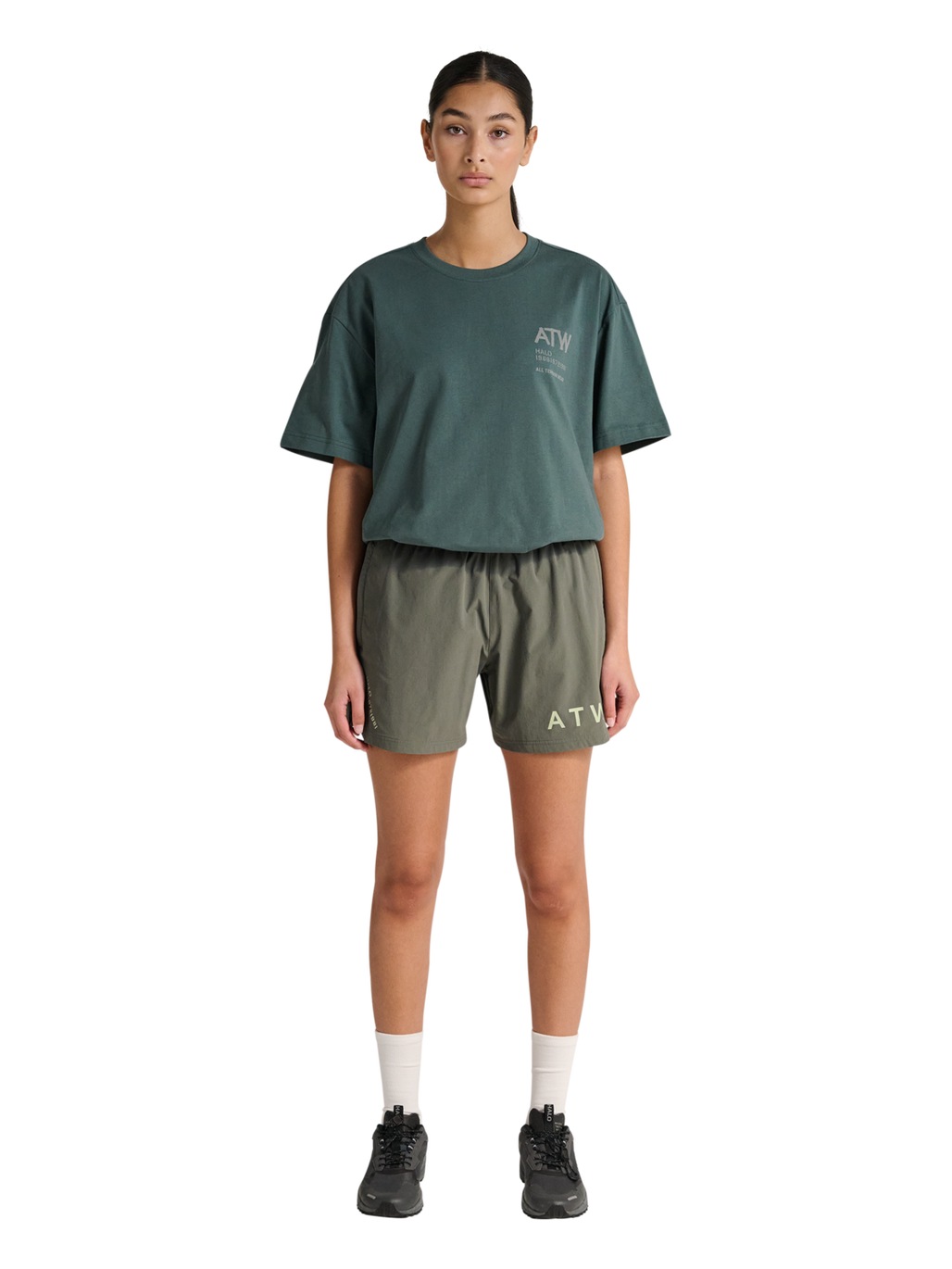 HALO SHORTS, GUNMETAL, model