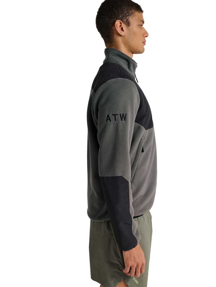 HALO BLOCKED ZIP FLEECE, GUNMETAL, model