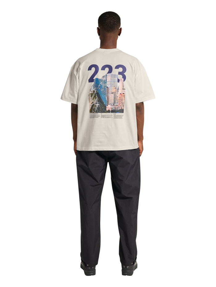 HALO GRAPHIC BOXY T-SHIRT, MARSHMALLOW/ASTRAL AURA, model