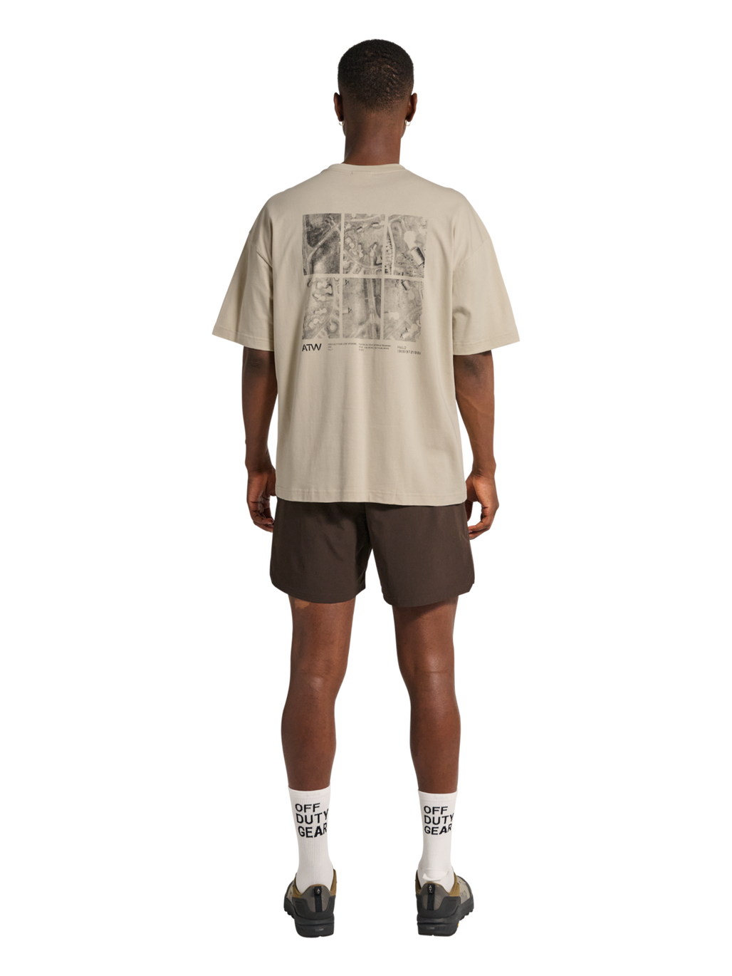 HALO GRAPHIC BOXY T-SHIRT, OYSTER GRAY/ASPHALT, model