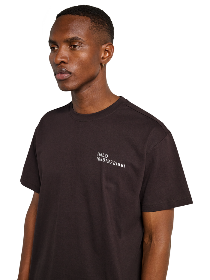 HALO ESSENTIAL T-SHIRT, CHOCOLATE TORTE, model