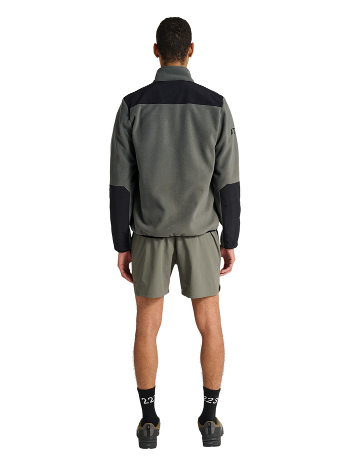 HALO BLOCKED ZIP FLEECE, GUNMETAL, model