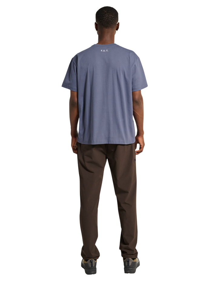 HALO ESSENTIAL T-SHIRT, GRISAILLE, model