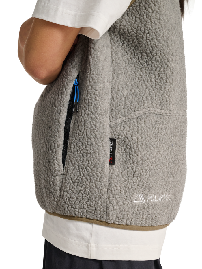 HALO MOVE POLARTEC FLEECE VEST, TURTLEDOVE, model