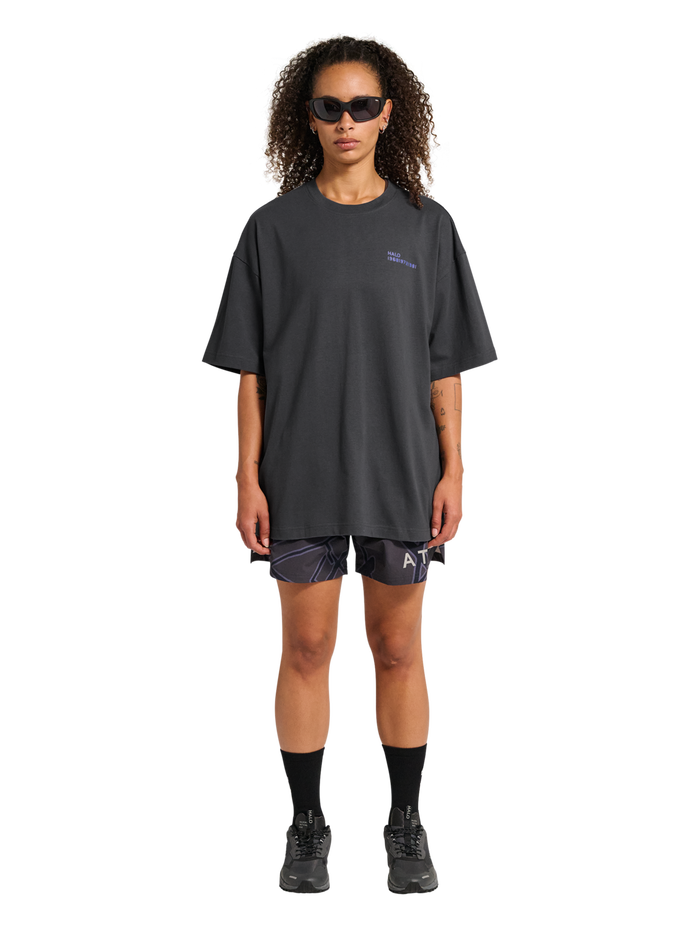 HALO GRAPHIC BOXY T-SHIRT, ASPHALT/NEON BLUE, model