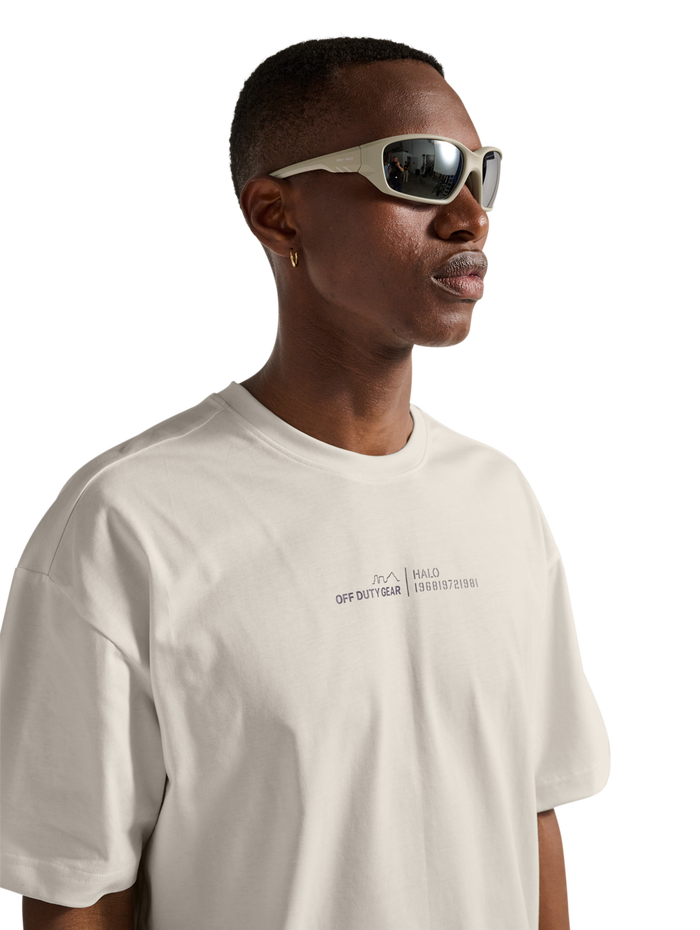 HALO GRAPHIC BOXY T-SHIRT, MARSHMALLOW/ASTRAL AURA, model