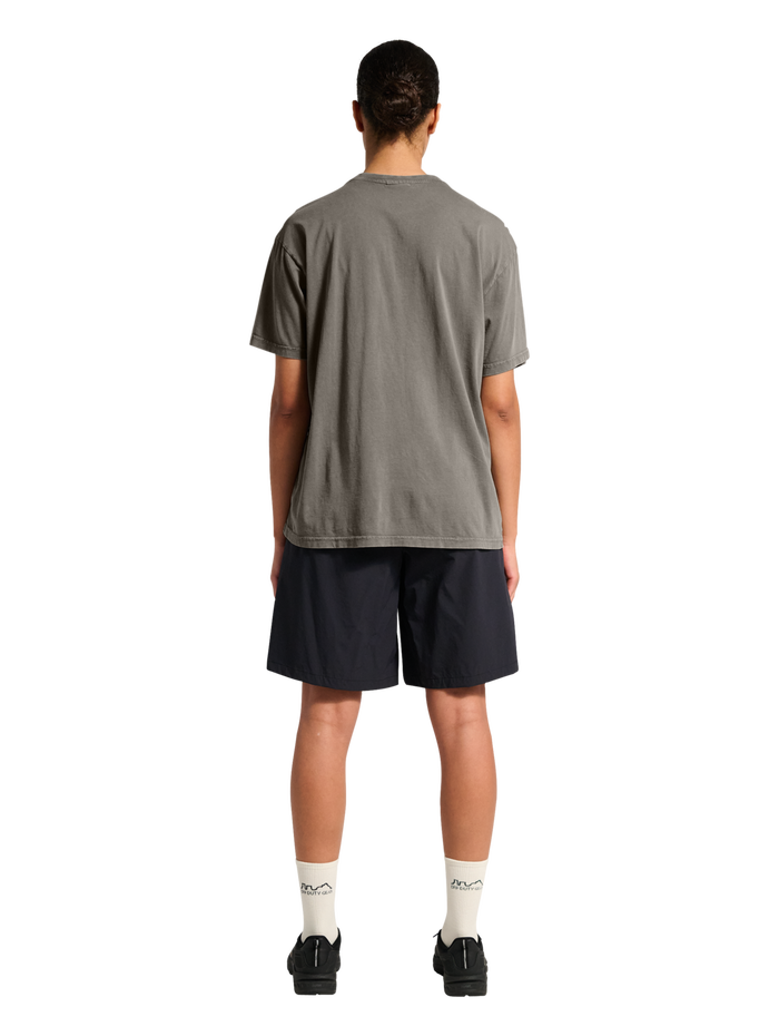 HALO LOGO T-SHIRT 2.0, GUNMETAL, model
