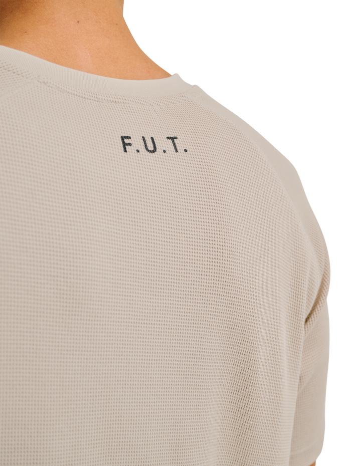 HALO SKYHOOK T-SHIRT, SILVER LINING, model