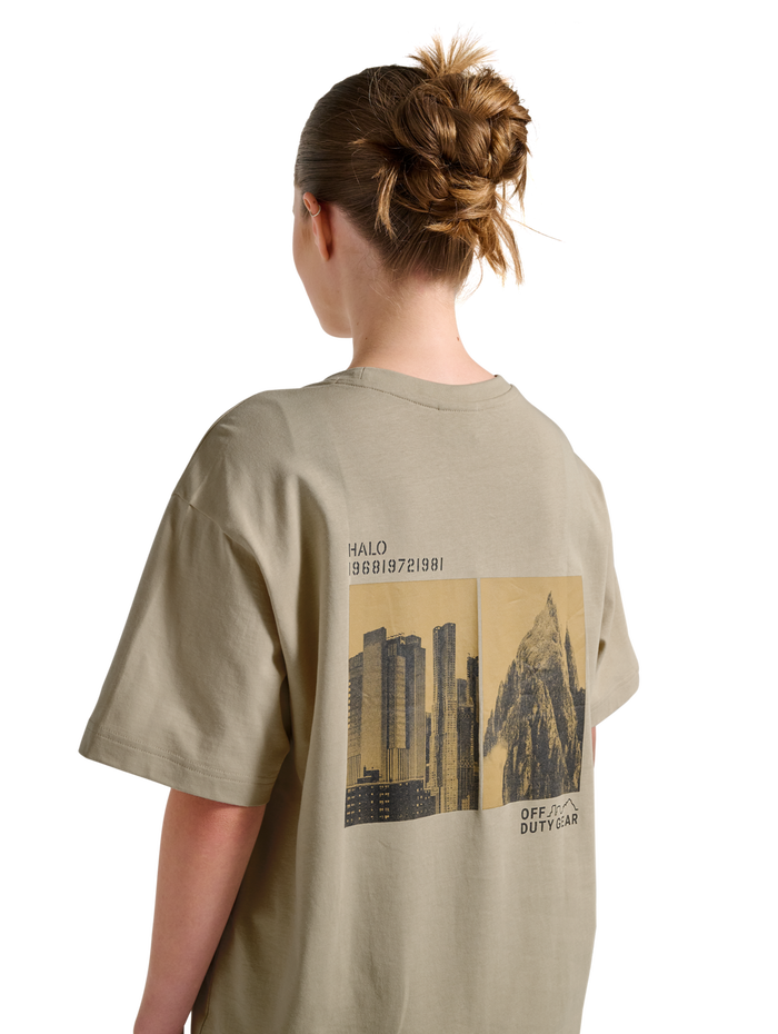 HALO GRAPHIC T-SHIRT, OYSTER GRAY/ASPHALT, model