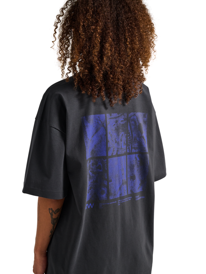 HALO GRAPHIC BOXY T-SHIRT, ASPHALT/NEON BLUE, model