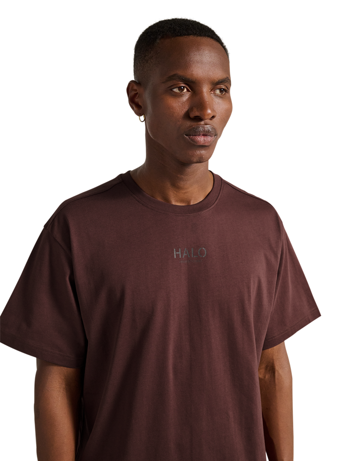 HALO GRAPHIC T-SHIRT, BITTER CHOCOLATE, model