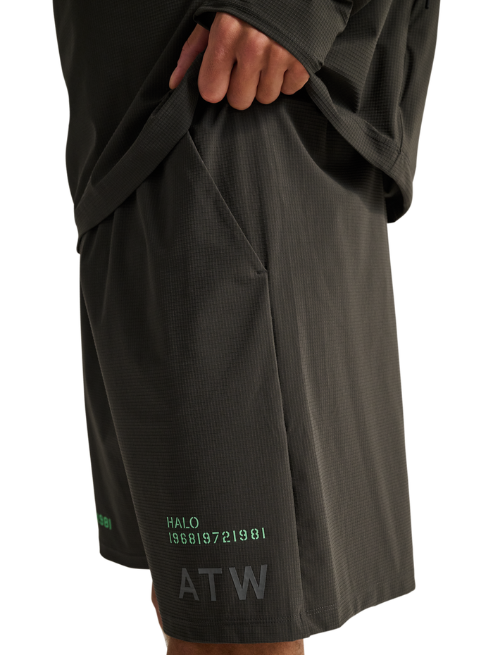 HALO AIR SHORTS, RAVEN, model