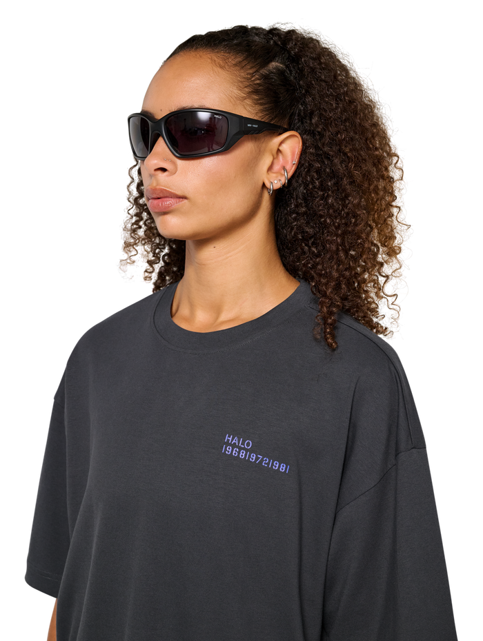 HALO GRAPHIC BOXY T-SHIRT, ASPHALT/NEON BLUE, model
