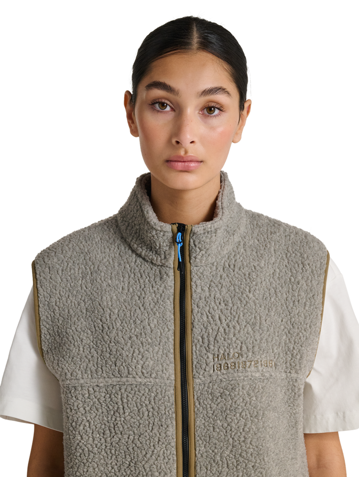 HALO MOVE POLARTEC FLEECE VEST, TURTLEDOVE, model