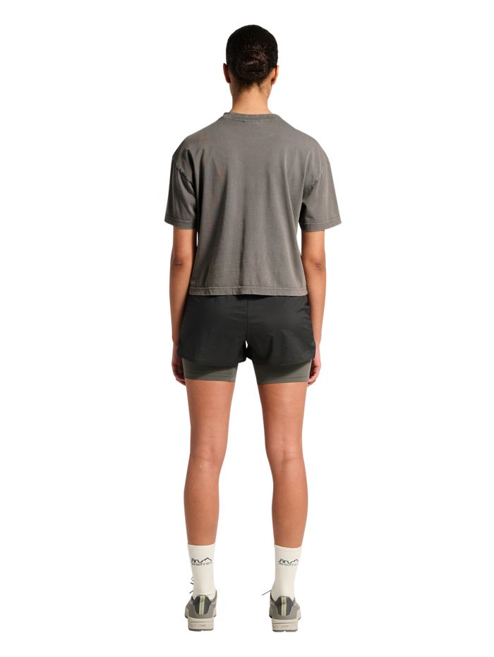 HALO WOMEN LOGO T-SHIRT 2.0, GUNMETAL, model