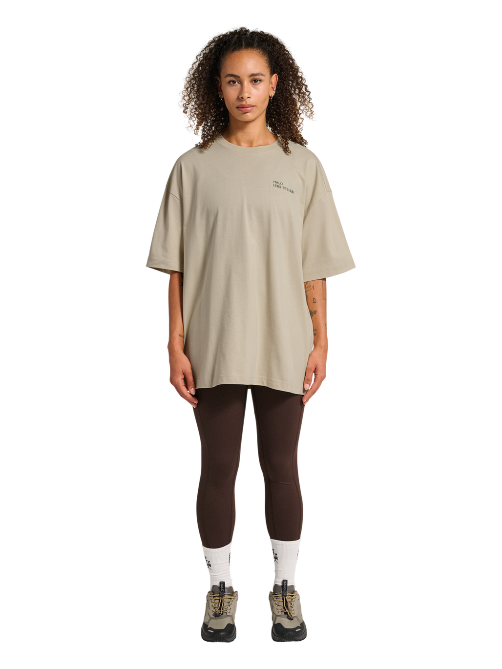HALO GRAPHIC BOXY T-SHIRT, OYSTER GRAY/ASPHALT, model
