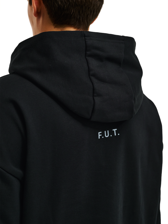 HALO ESSENTIAL HOODIE, BLACK, model