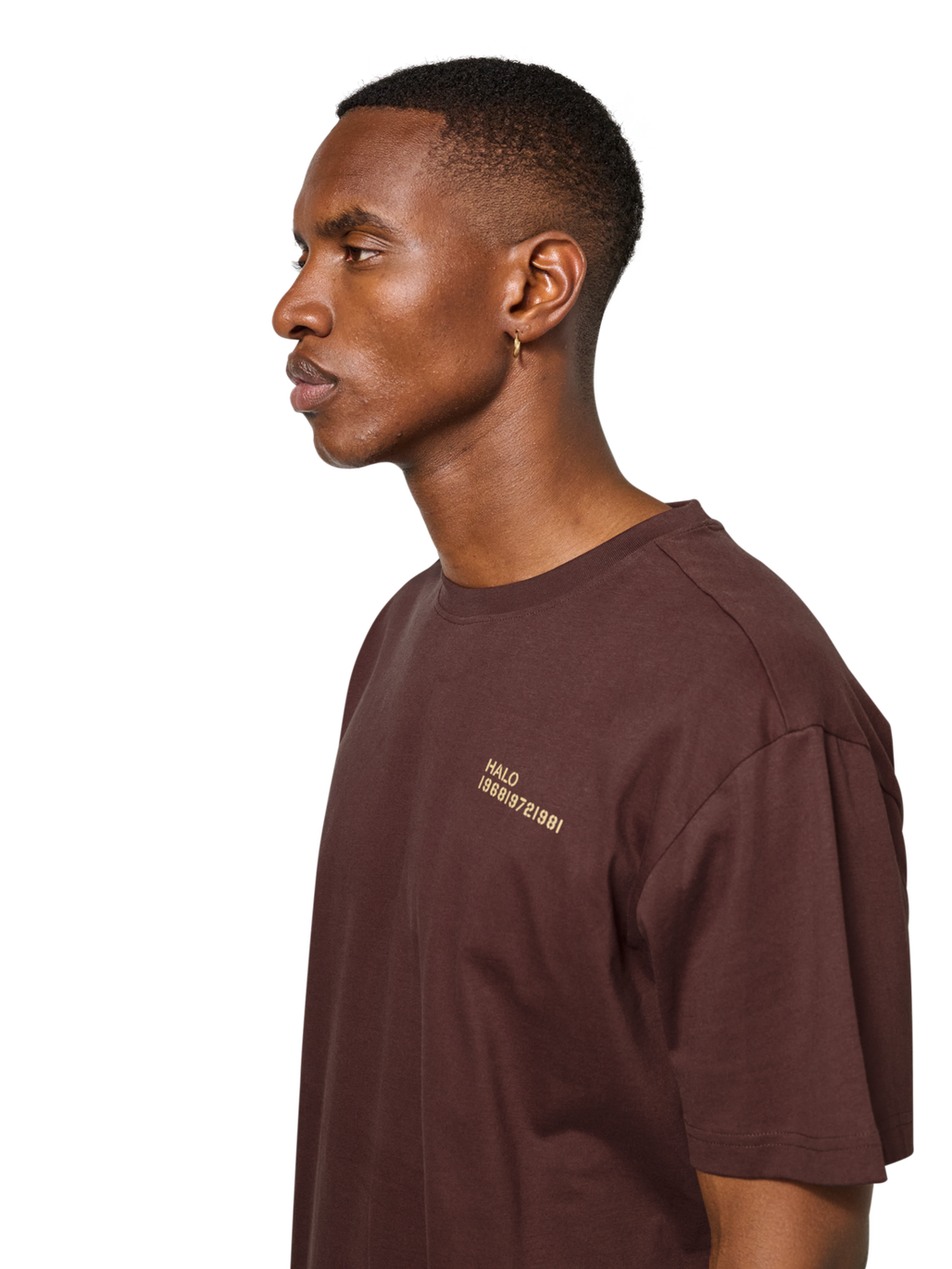 HALO PATCH GRAPHIC T-SHIRT, BITTER CHOCOLATE, model