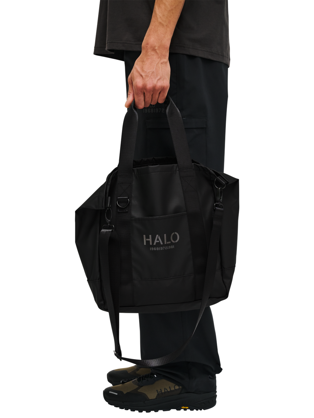 HALO TOTE BAG, BLACK, model