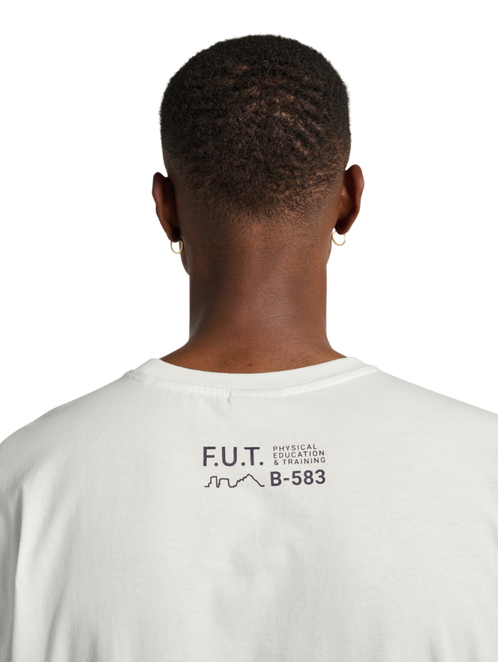 HALO GRAPHIC BOXY T-SHIRT, MARSHMALLOW/DEEP WELL, model