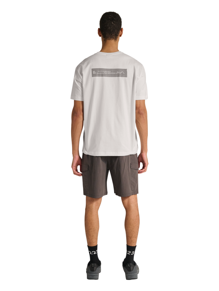 HALO GRAPHIC T-SHIRT, MARSHMALLOW/SILVER, model