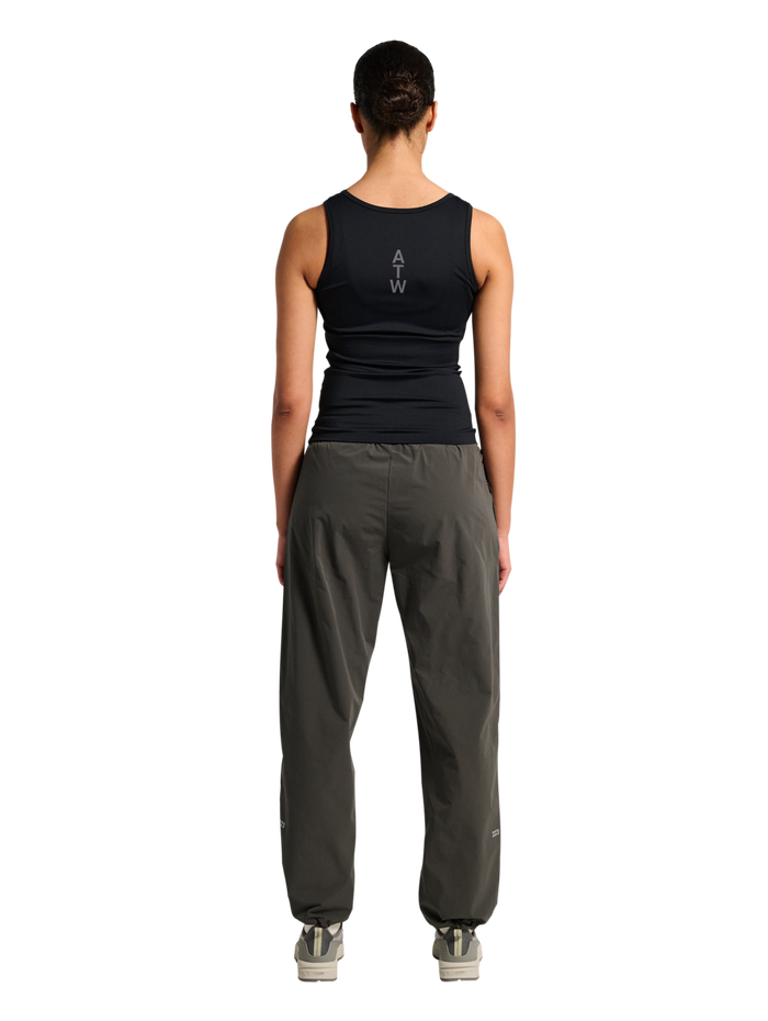 HALO WOMEN TRAINING TANK, BLACK, model