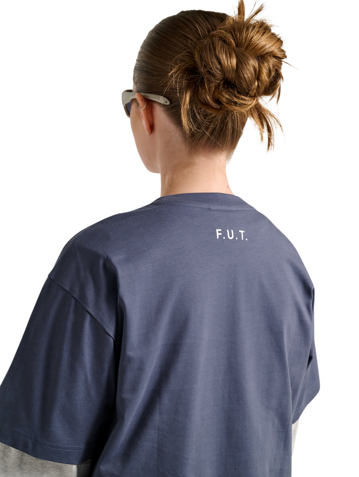 HALO ESSENTIAL T-SHIRT, GRISAILLE, model