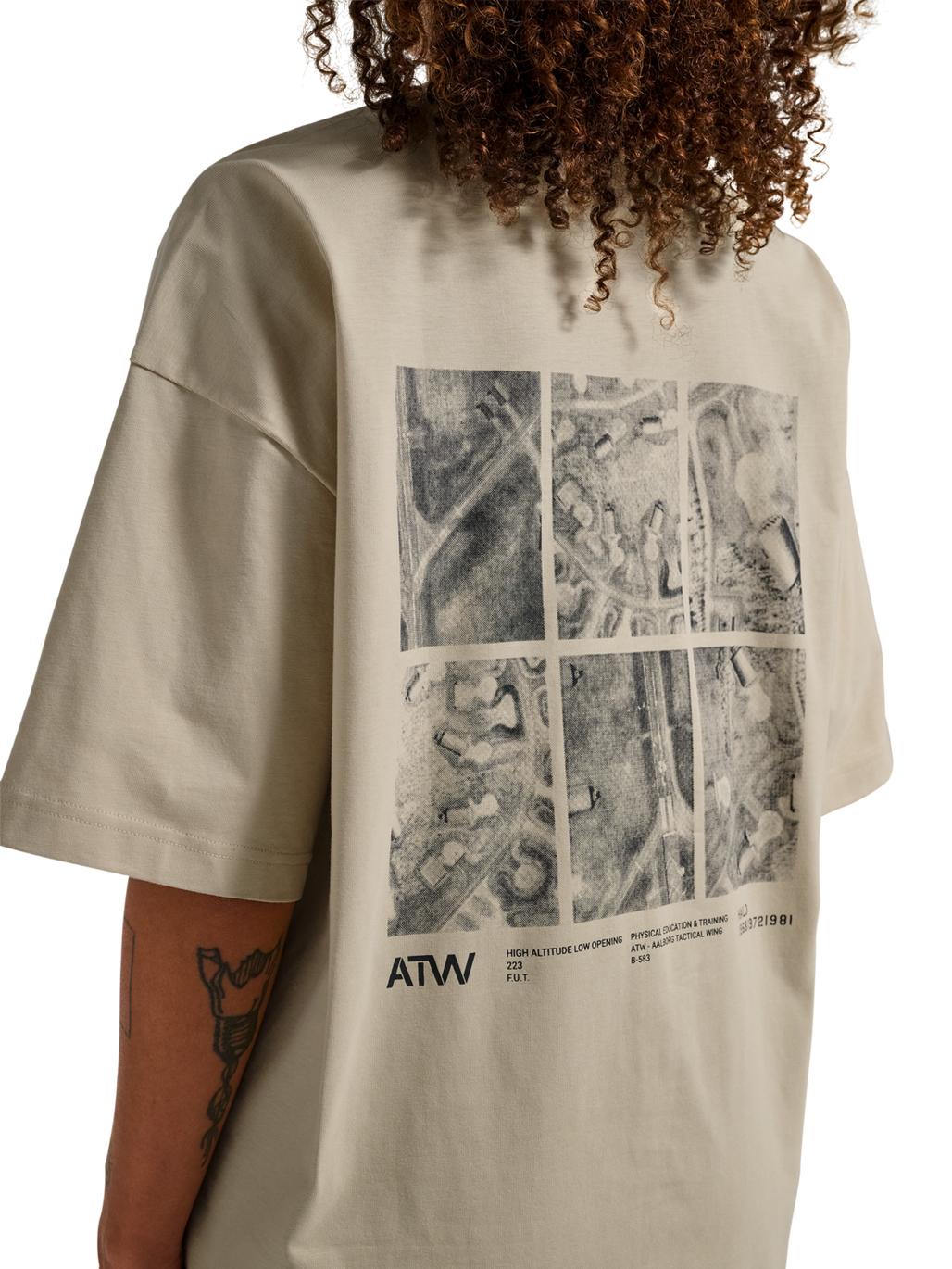 HALO GRAPHIC BOXY T-SHIRT, OYSTER GRAY/ASPHALT, model