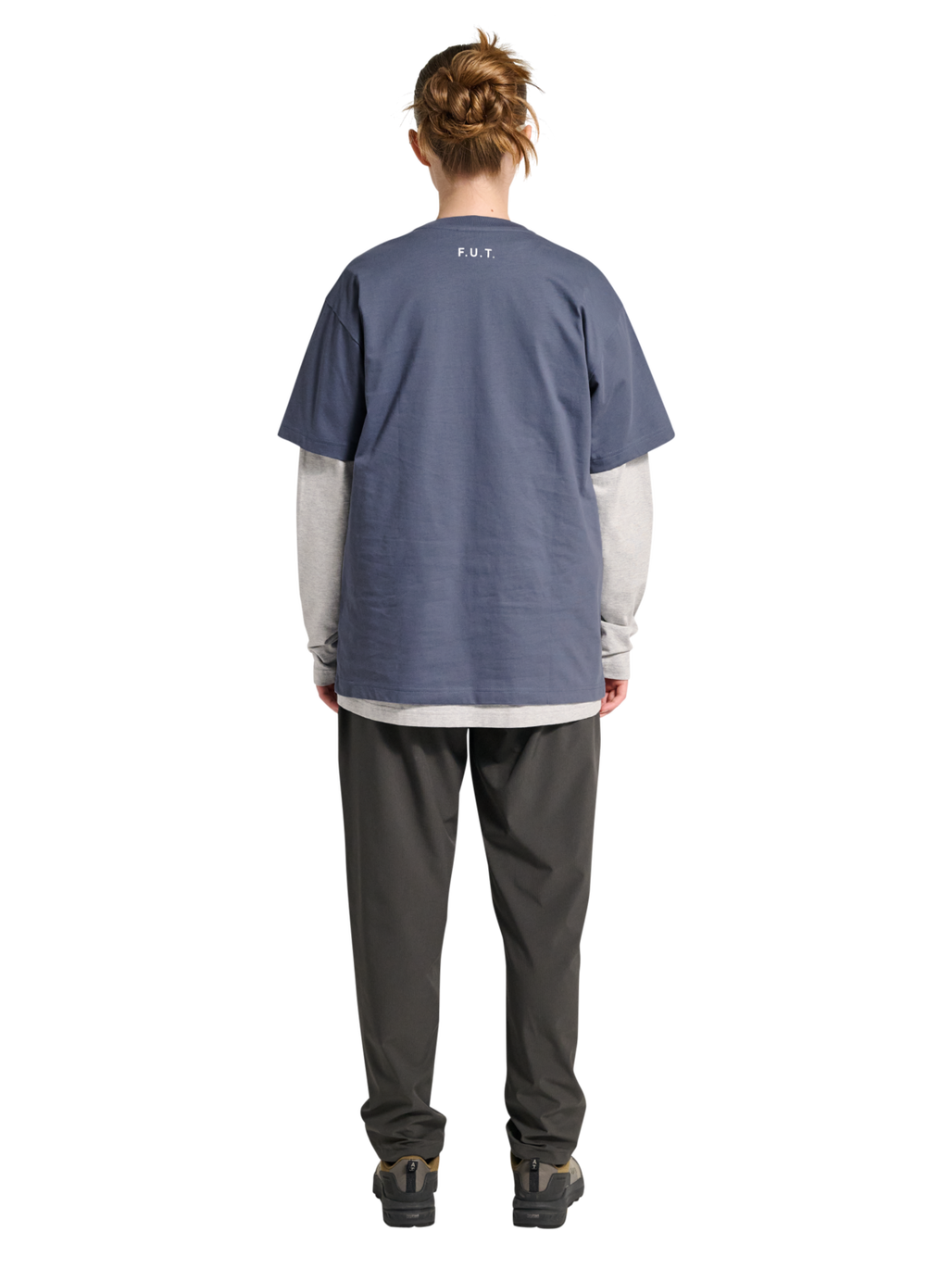 HALO ESSENTIAL T-SHIRT, GRISAILLE, model