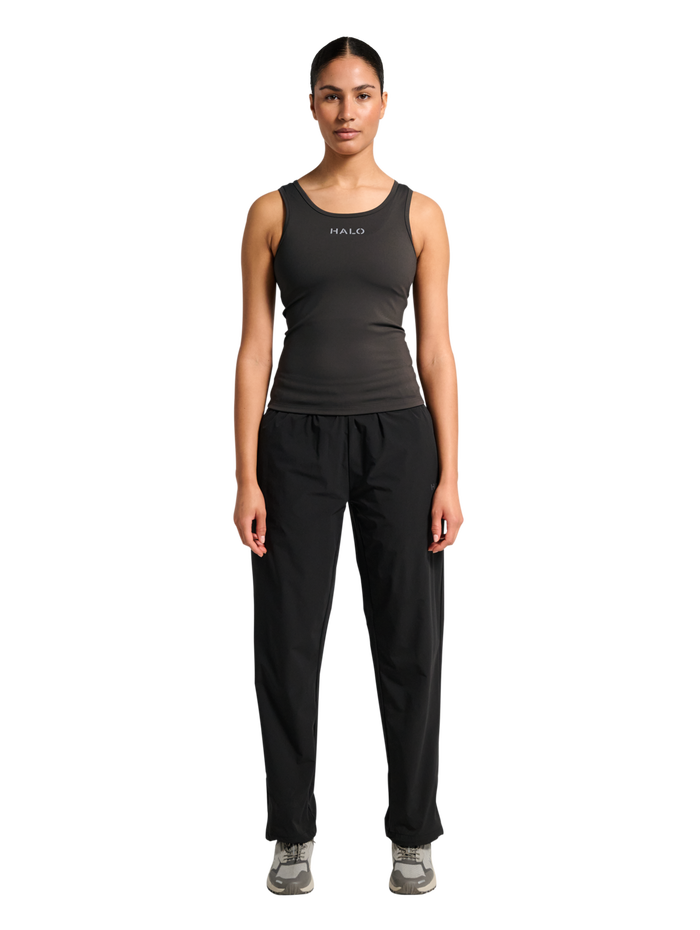 HALO WOMEN TRAINING TANK, RAVEN, model