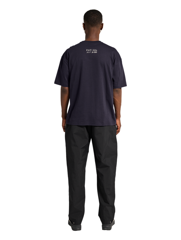 HALO GRAPHIC BOXY T-SHIRT, DEEP WELL, model