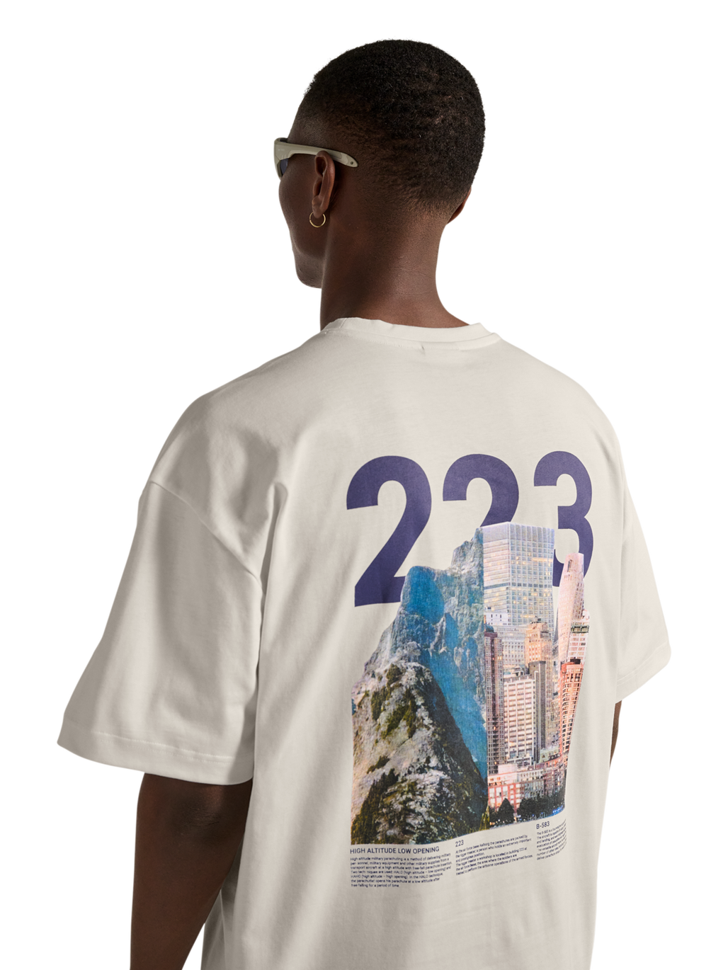 HALO GRAPHIC BOXY T-SHIRT, MARSHMALLOW/ASTRAL AURA, model