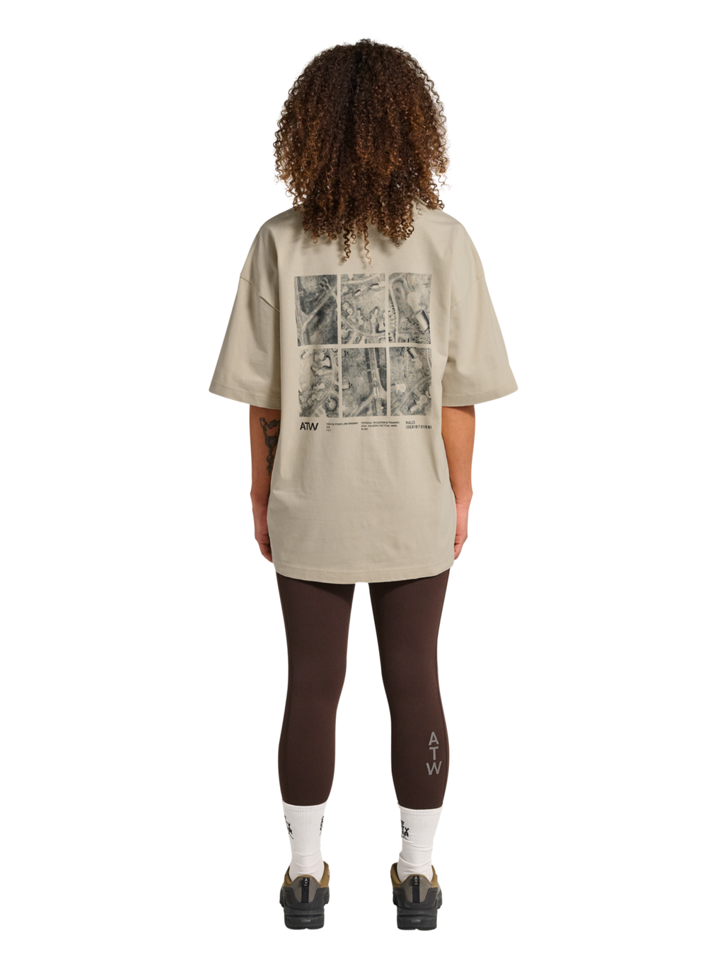 HALO GRAPHIC BOXY T-SHIRT, OYSTER GRAY/ASPHALT, model