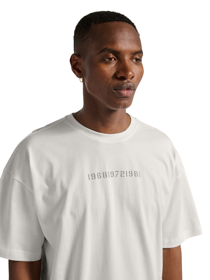 HALO GRAPHIC BOXY T-SHIRT, MARSHMALLOW/SENECA ROCK, model