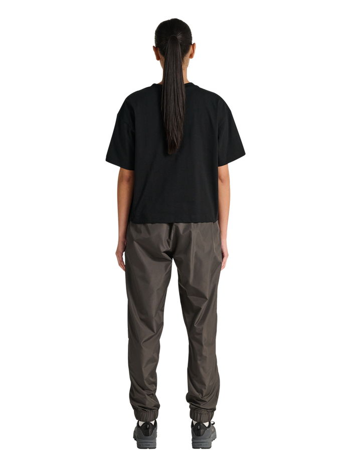 HALO WOMEN LOGO T-SHIRT, BLACK, model