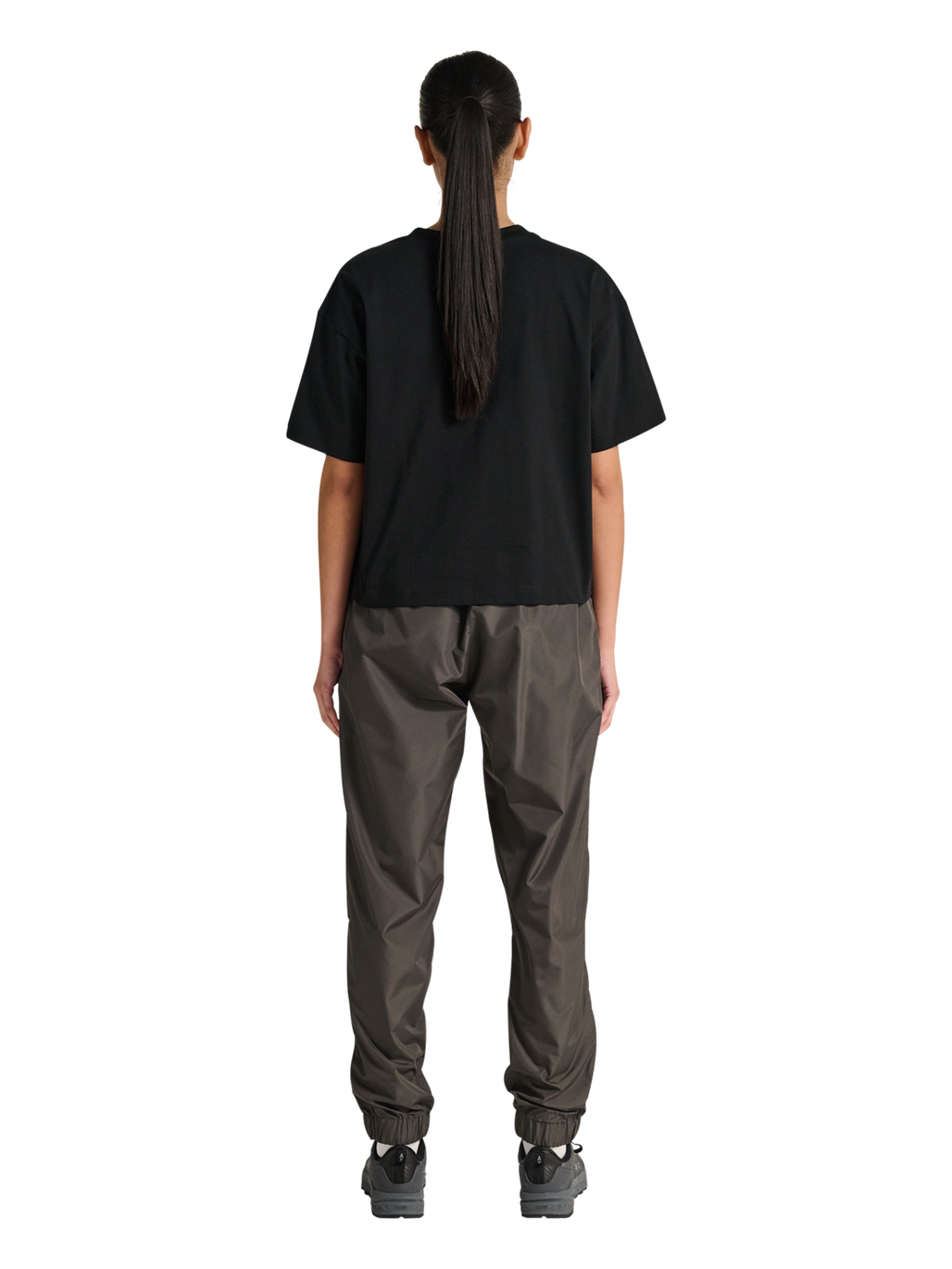 HALO WOMEN LOGO T-SHIRT, BLACK, model