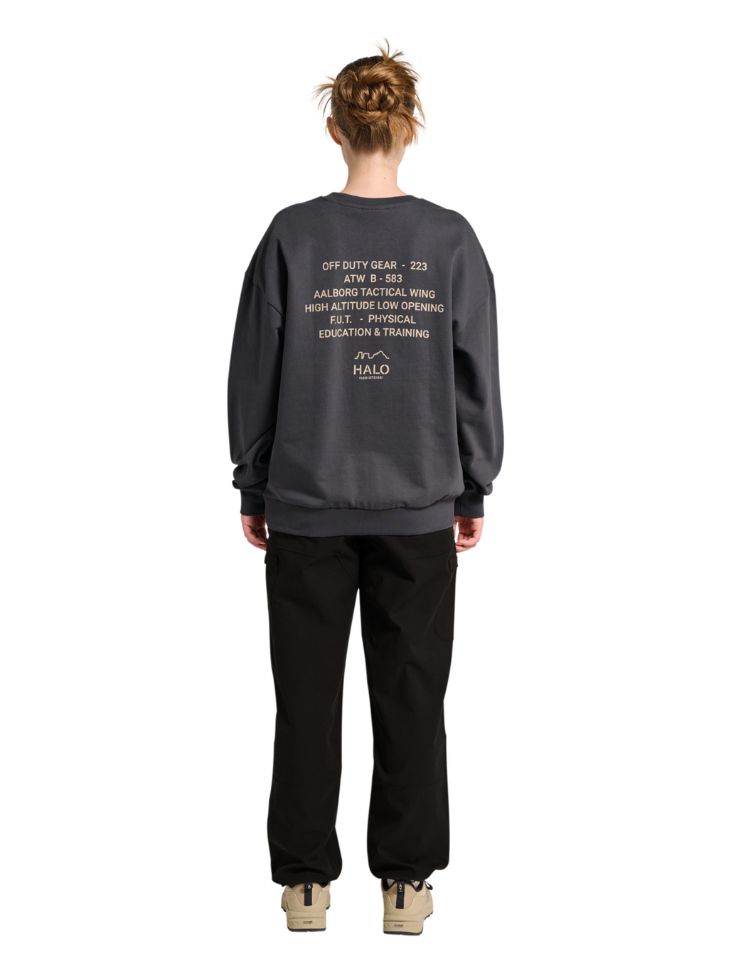 HALO GRAPHIC BOXY CREW, ASPHALT, model