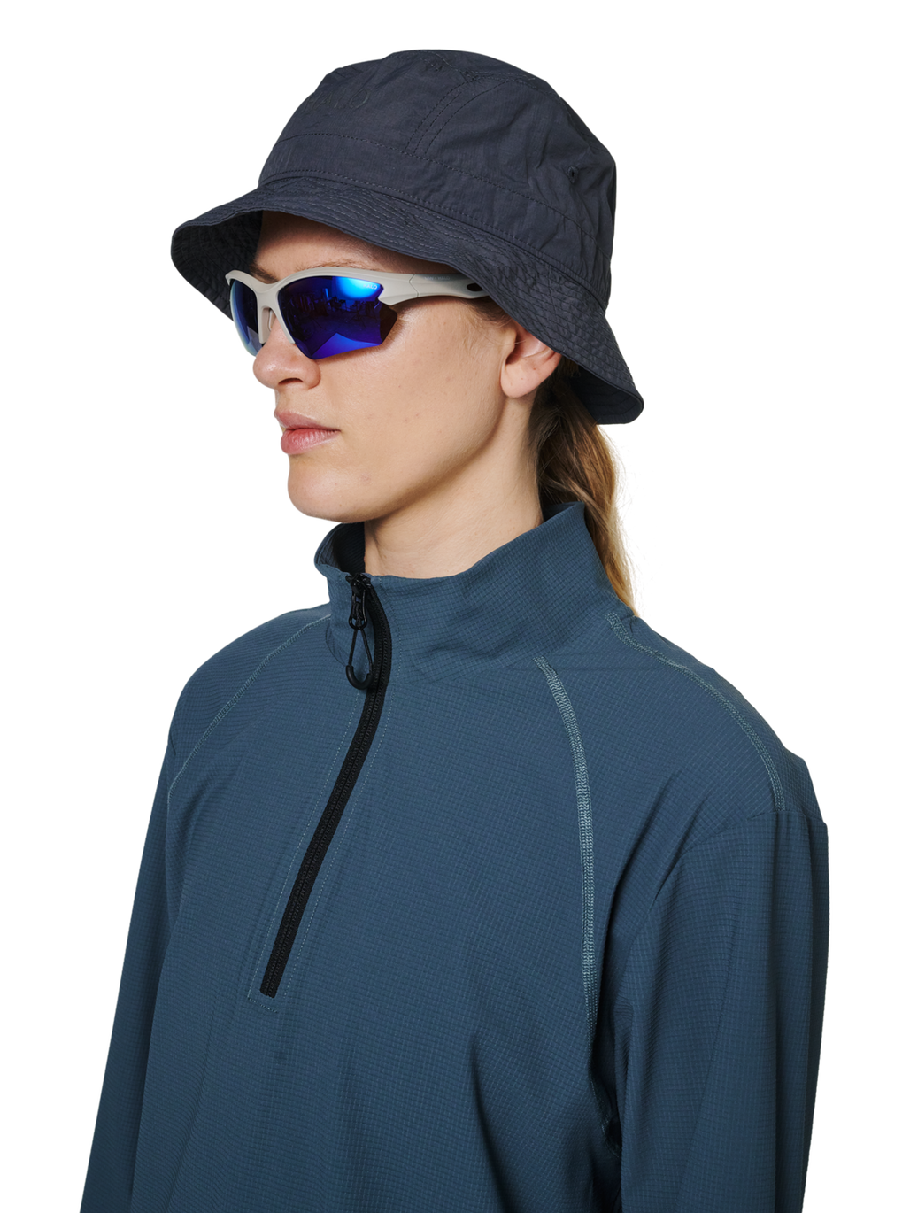 HALO NYLON BUCKET HAT, RAVEN, model